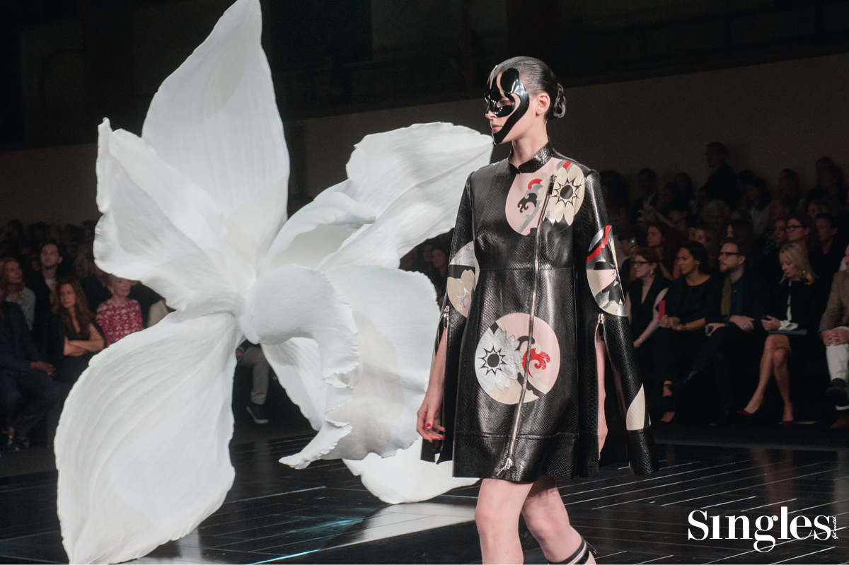 사라 버튼, 알렉산더 맥퀸